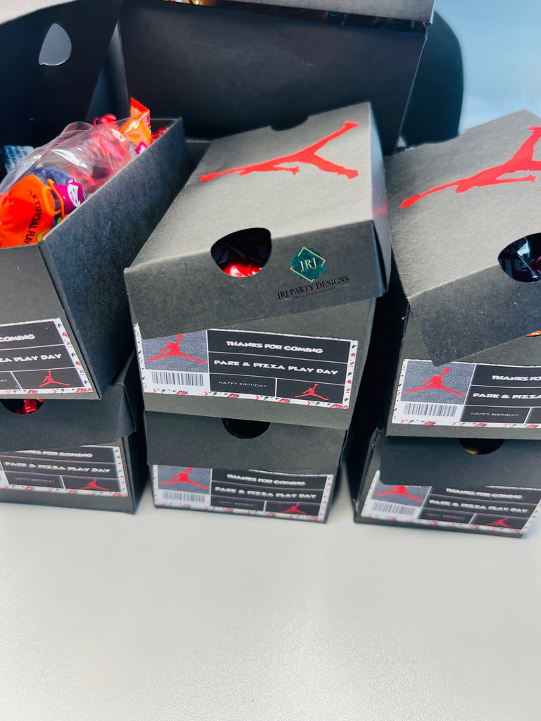 thumbnail image 2 of Mga's Miniverse Make It Mini Sneakers Blind Box (1 Pcs) | Toys"R"Us U2013 Hong Kong 2 of 13